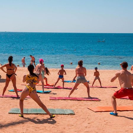 Reef Oasis Blue Bay Resort & Spa Sharm el Sheikh Esterno foto Aerobic exercise on the beach