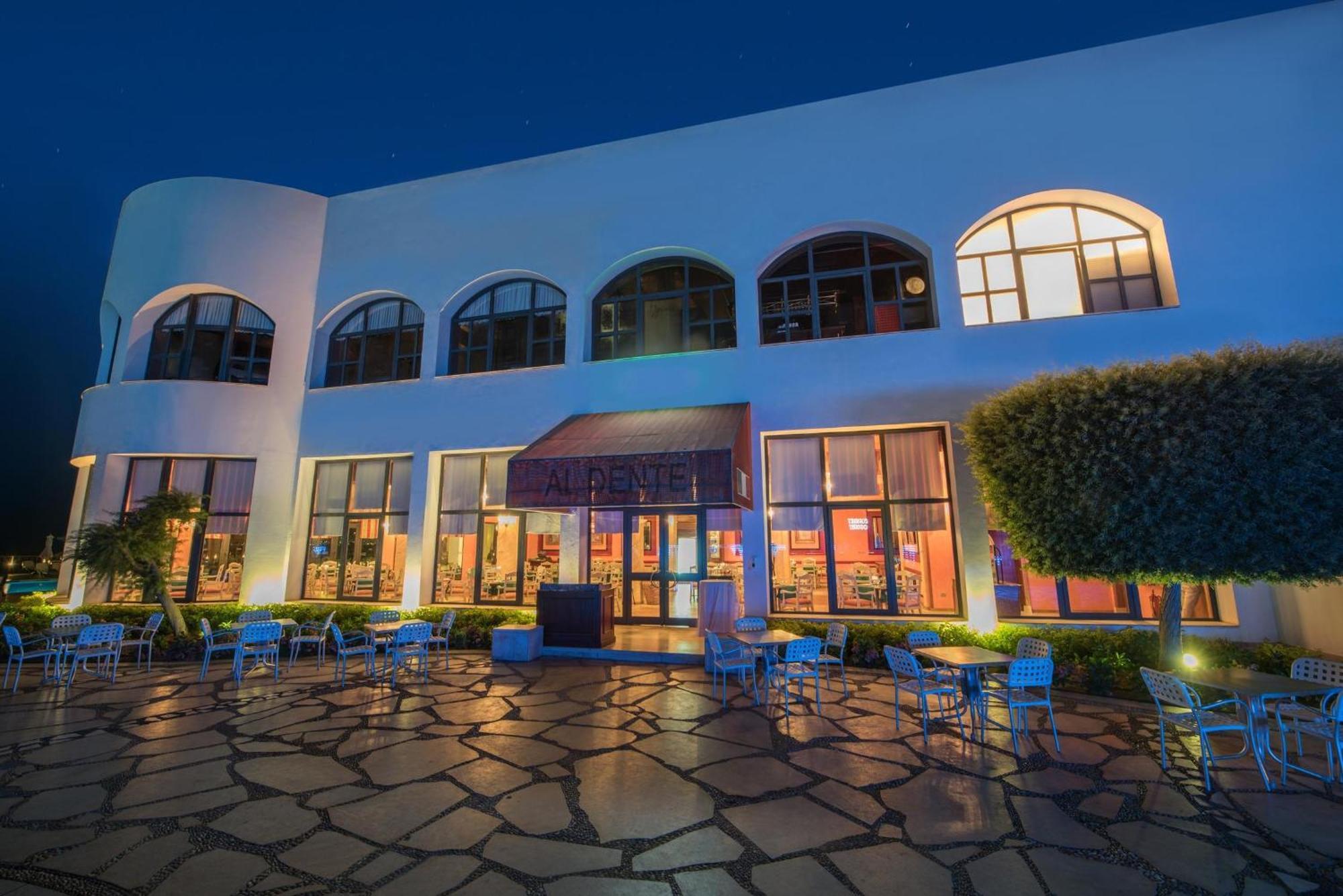 Reef Oasis Blue Bay Resort & Spa Sharm el Sheikh Esterno foto The restaurant at the hotel
