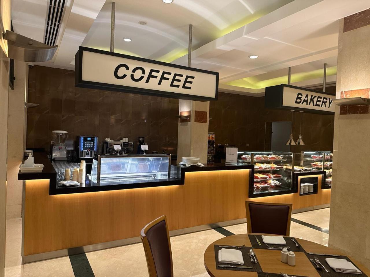 Reef Oasis Blue Bay Resort & Spa Sharm el Sheikh Esterno foto Coffee and bakery counter at a hotel
