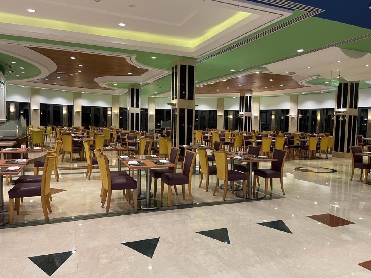 Reef Oasis Blue Bay Resort & Spa Sharm el Sheikh Esterno foto The restaurant at the hotel