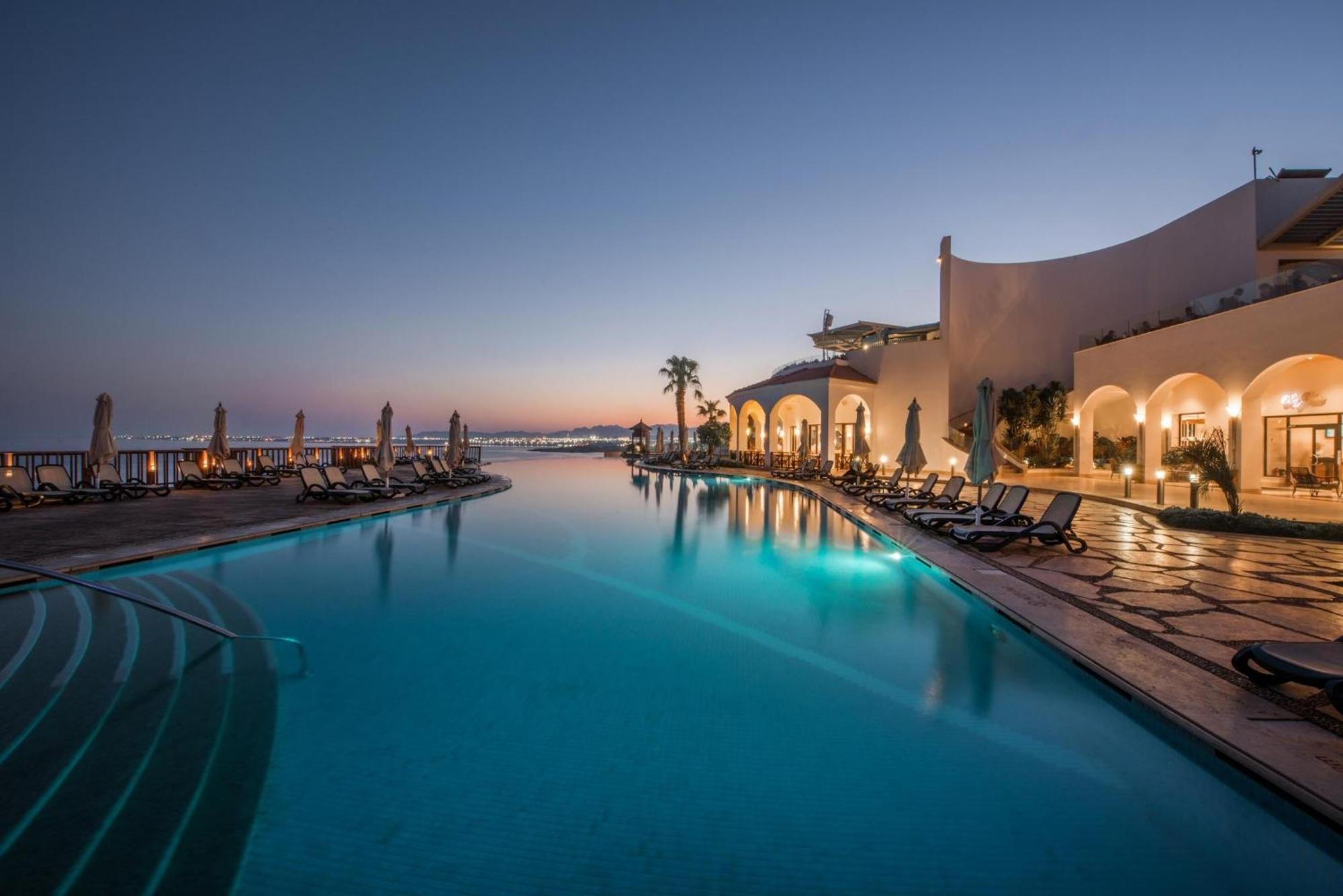 Reef Oasis Blue Bay Resort & Spa Sharm el Sheikh Esterno foto The pool at the resort