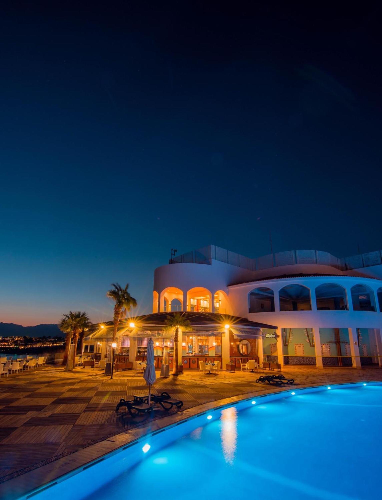 Reef Oasis Blue Bay Resort & Spa Sharm el Sheikh Esterno foto The resort at night