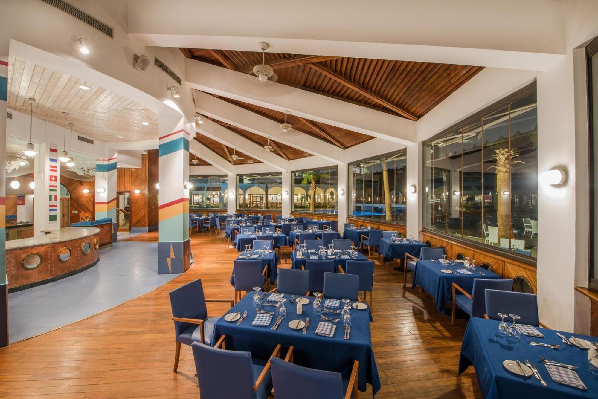Reef Oasis Blue Bay Resort & Spa Sharm el Sheikh Esterno foto The dining room at the International House