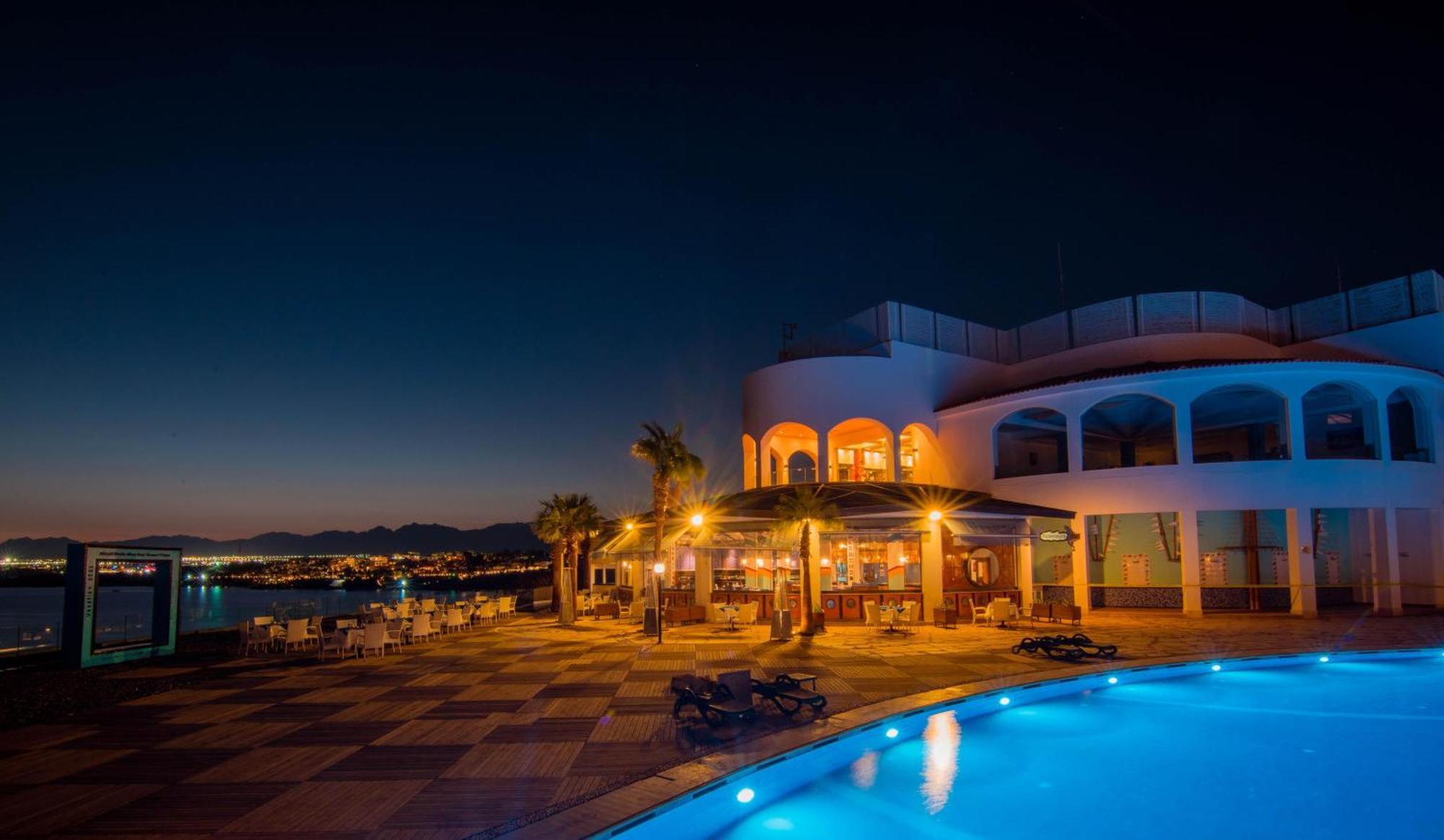 Reef Oasis Blue Bay Resort & Spa Sharm el Sheikh Esterno foto The resort at night