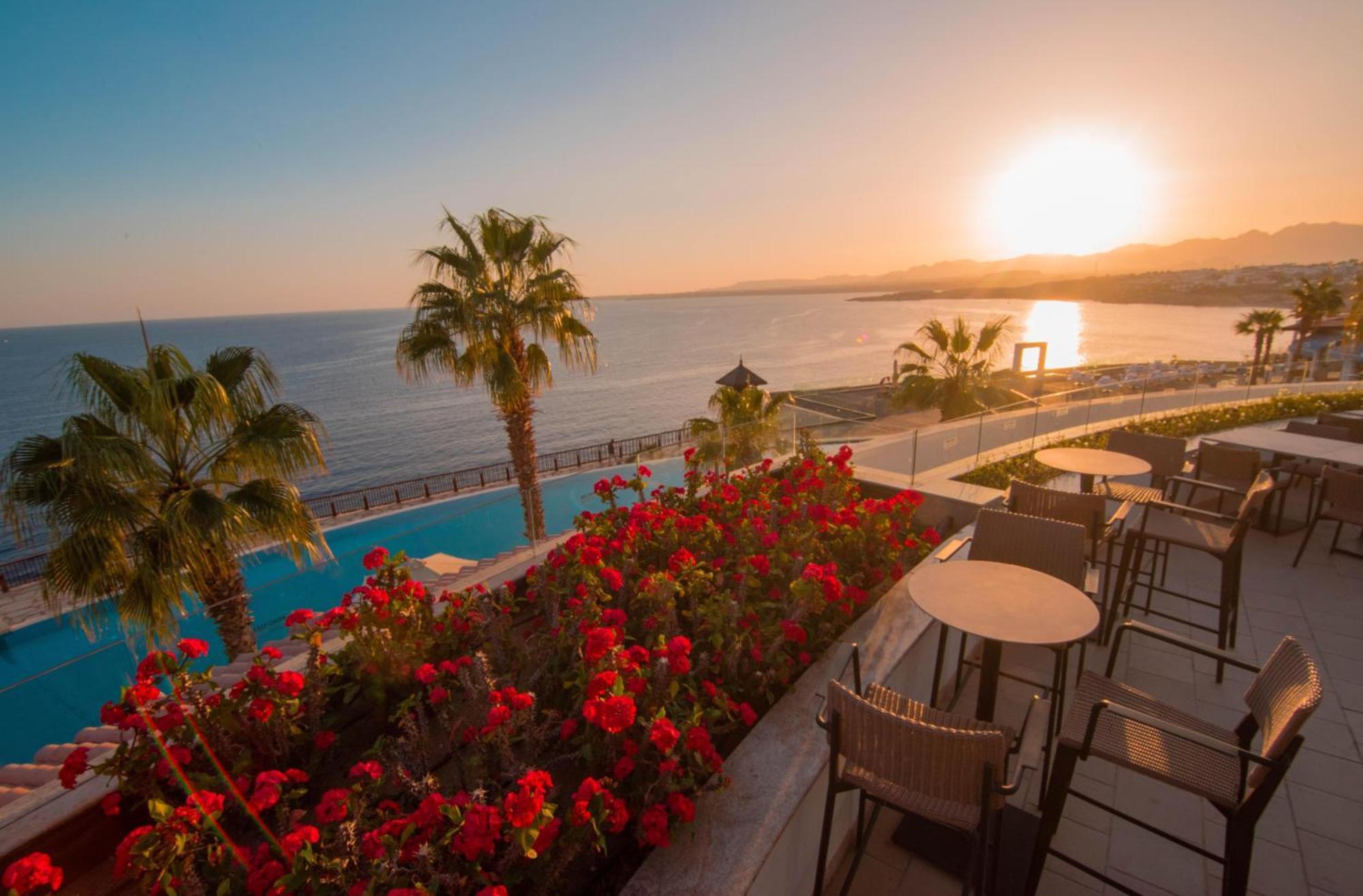 Reef Oasis Blue Bay Resort & Spa Sharm el Sheikh Esterno foto Sunset at the pool