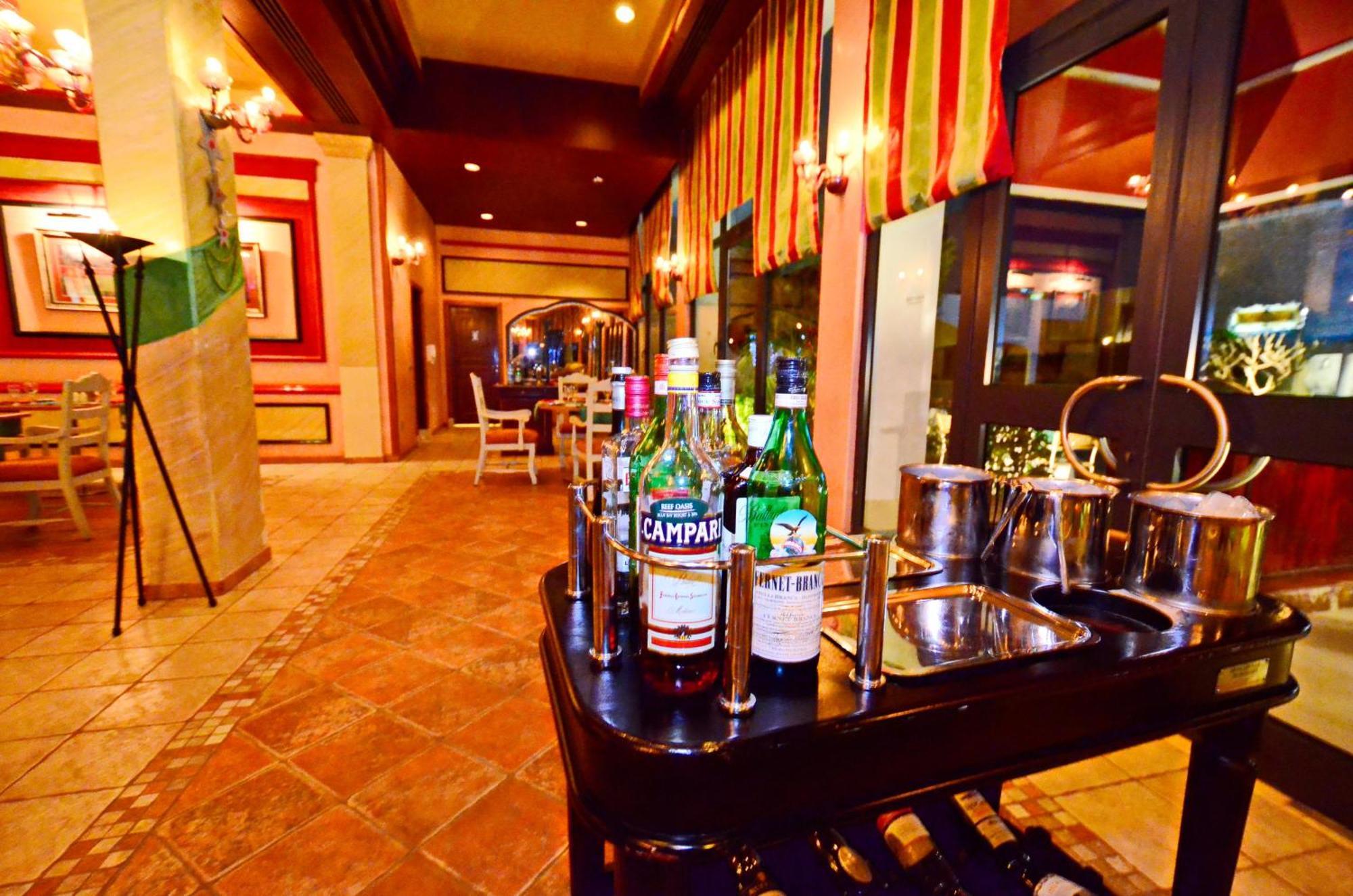 Reef Oasis Blue Bay Resort & Spa Sharm el Sheikh Esterno foto A bar cart with a selection of spirits