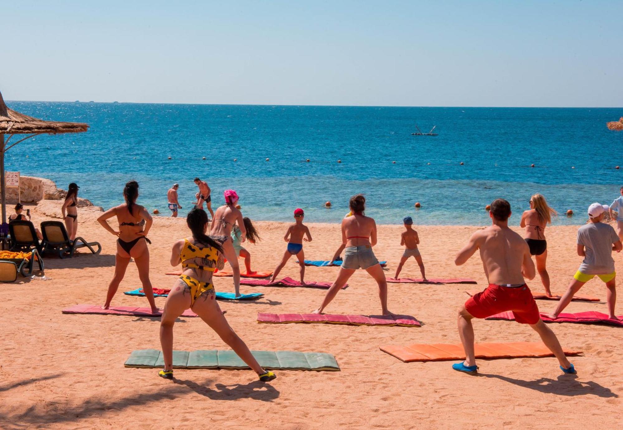 Reef Oasis Blue Bay Resort & Spa Sharm el Sheikh Esterno foto Aerobic exercise on the beach