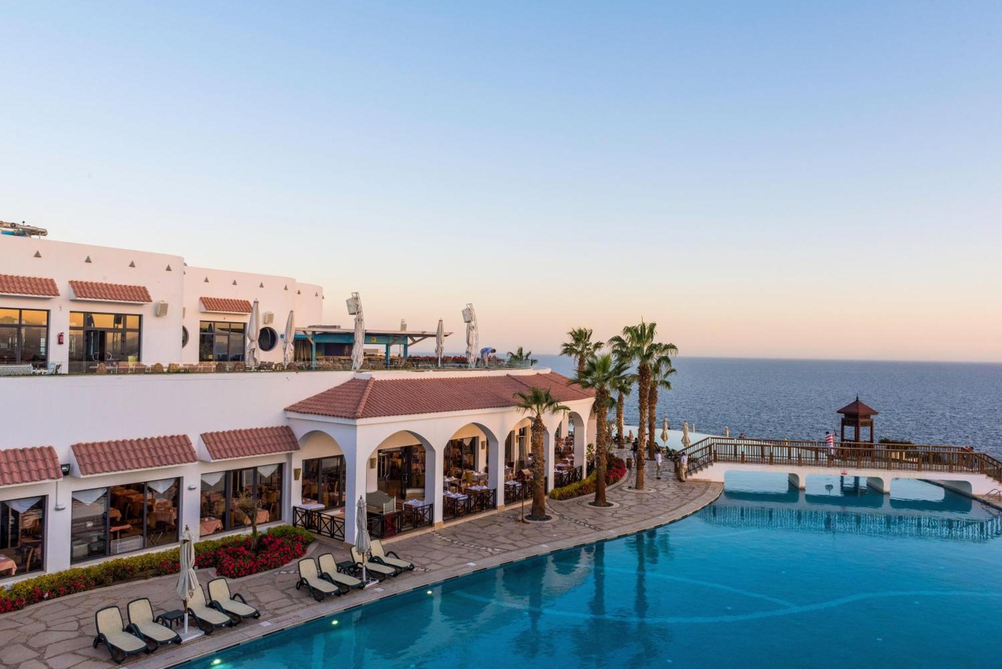 Reef Oasis Blue Bay Resort & Spa Sharm el Sheikh Esterno foto The resort's main pool
